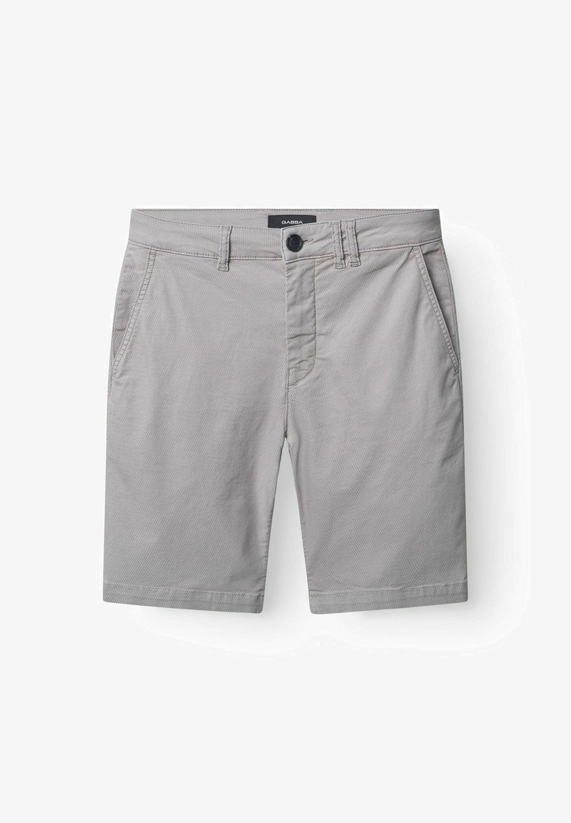 Pilkos medvilnės šortai su tekstūruotu apdaila, turintys priekinius mygtukus, diržo kilpas ir šonines kišenes. Vidutinio ilgio dizainas.