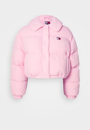 Veste en duvet rose raccourcie avec un col rond, fermeture à pression sur le devant et poignets élastiques. Comprend un rembourrage cousu et un logo sur la poitrine.
