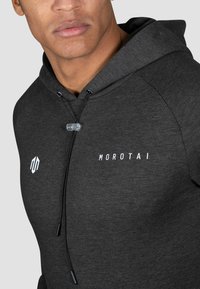 Dunkelgrauer Hoodie mit Kordelzug, auf der Brust mit dem weißen Logo "MOROTAI". Weicher, strukturierter Stoff, taillierte Passform.
