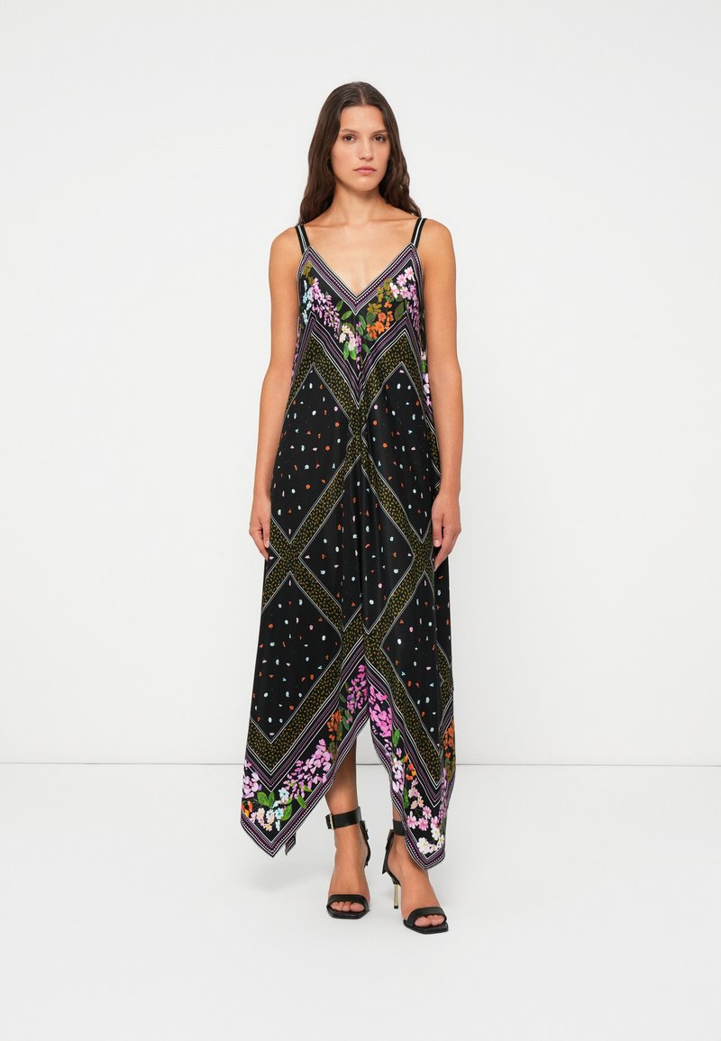 Vestido longo preto com padrões florais e geométricos, apresentando alças finas, decote em V e uma silhueta fluída.