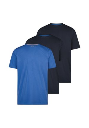 Drei schlichte T-Shirts mit Rundhalsausschnitt in einfarbigem Blau, Dunkelblau und Schwarz, übereinander angeordnet, wobei das blaue T-Shirt vorne liegt.