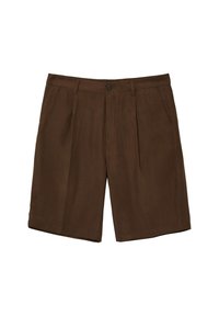 Pantaloni corti a pieghe marroni realizzati in tessuto morbido, dotati di chiusura a bottone e tasche laterali. Il design presenta un aspetto pulito e sartoriale.