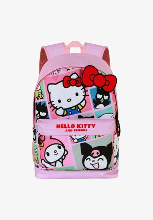 Mochila rosa con un patrón de collage de Hello Kitty y sus amigos, con un lazo rojo prominente y el texto "HELLO KITTY Y SUS AMIGOS".