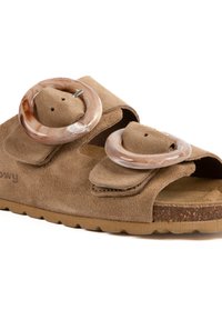 Sandales en suède marron dotées de deux grandes boucles circulaires dans une finition marbrée claire. Semelle intérieure en liège avec une semelle extérieure en caoutchouc texturé.
