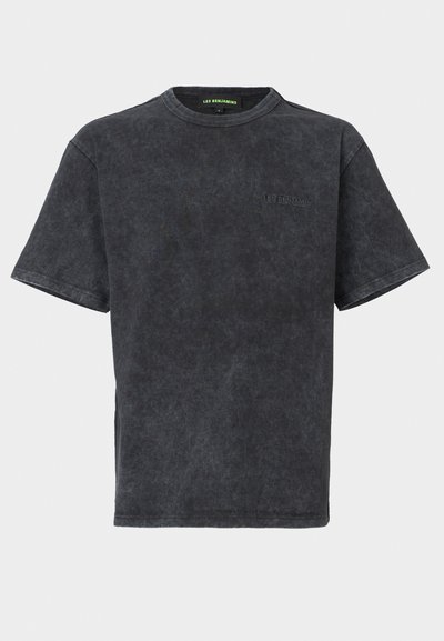 Črna kratka majica s kratkimi rokavi iz mehkega blaga, z okroglim izrezom in subtilnim reliefnim logotipom na prsih ter rahlo obrabljeno teksturo.