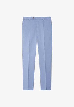 Lyseblå herreformelle bukser med bæltestropper, sidelommer, frontfold og knaplukning ved taljen.
