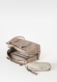 Borsa in pelle beige con zip superiore, due manici e interni foderati. Include una piccola pochette a righe accanto.