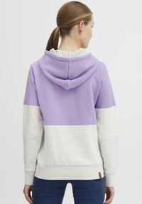 Felpa con cappuccio caratterizzata da un design colorblock in lavanda, crema e grigio chiaro. Realizzata in morbido tessuto testurizzato con polsini a coste.