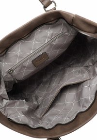 Sac en cuir marron avec un intérieur en gris matelassé, comprenant une poche zippée et une poche plate pour l'organisation. Design d'ouverture arrondie.
