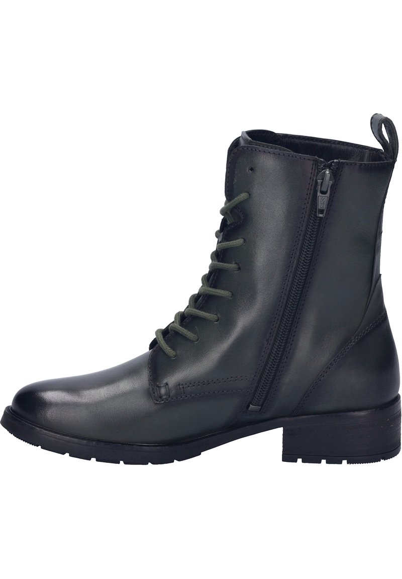 Botas negras de cuero hasta el tobillo con detalles de cordones verdes, cremallera lateral y suela texturizada. Presentan un tacón bajo y un acabado suave.