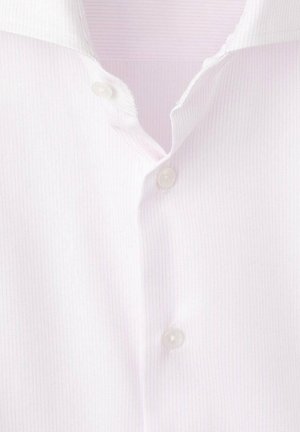 Lyserød skjorte med subtile lodrette striber, en spredt krave og to synlige knapper nær halsen. Glat stoftstruktur.