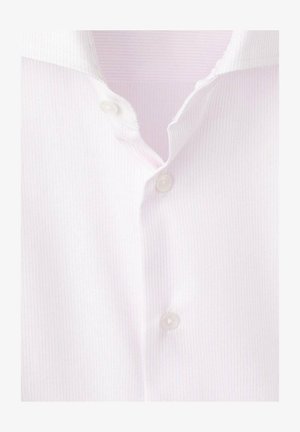 Lyserød skjorte med subtile lodrette striber, en spredt krave og to synlige knapper nær halsen. Glat stoftstruktur.