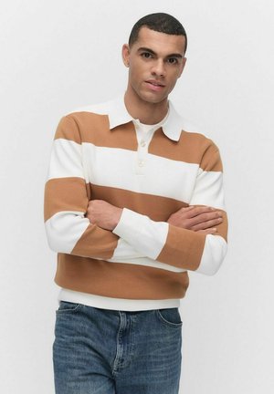 Gestreepte lange mouwen polo in bruin en wit, met een kraag en knopenlijst, gecombineerd met blauwe spijkerbroeken. Gladde brei-textuur.