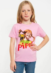 Rosa Baumwoll-T-Shirt mit einem bunten Grafikdesign eines Mädchens mit roten Haaren und einem Affen, großem "PIPPI"-Text am unteren Rand. Kurze Ärmel.