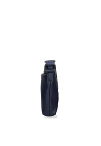 Borsa in pelle blu navy dalla forma rettangolare, dotata di manico superiore e dettagli in metallo argentato. Texture liscia, design minimalista.