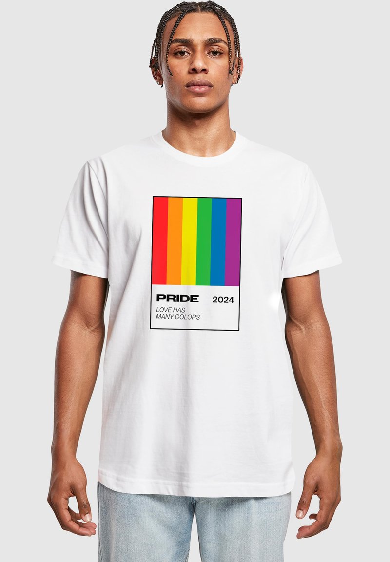 Witte katoenen t-shirt met grafisch ontwerp van horizontale regenboogstrepen. De tekst luidt "PRIDE 2024" en "LIEFDE HEEFT VEEL KLEUREN."