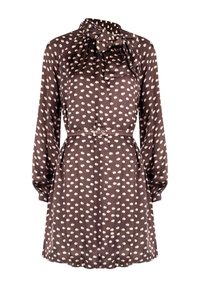 Braunes Kleid mit weißen Punkten, Schleifenkragen, langen Ärmeln, tailliertem Gürtel und fließender Silhouette. Der Stoff wirkt glatt und leicht.