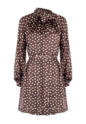Braunes Kleid mit weißen Punkten, Schleifenkragen, langen Ärmeln, tailliertem Gürtel und fließender Silhouette. Der Stoff wirkt glatt und leicht.