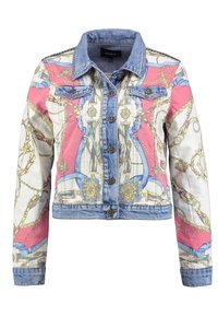 Veste en denim raccourcie avec un imprimé coloré de chaînes et de rubans. Comprend des boutons en métal, des poches poitrine, ainsi qu'un col et des poignets en denim bleu clair.