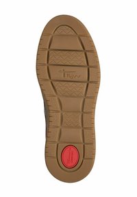 Suola di scarpa in gomma di colore beige, con superficie texturizzata, scanalature per aderenza e un accento circolare rosso con l'etichetta "Comfort."