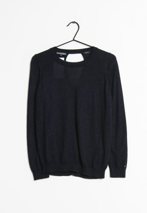 Pull noir à manches longues avec col rond, poignets et bas côtelés, suspendu à un cintre noir sur fond blanc.
