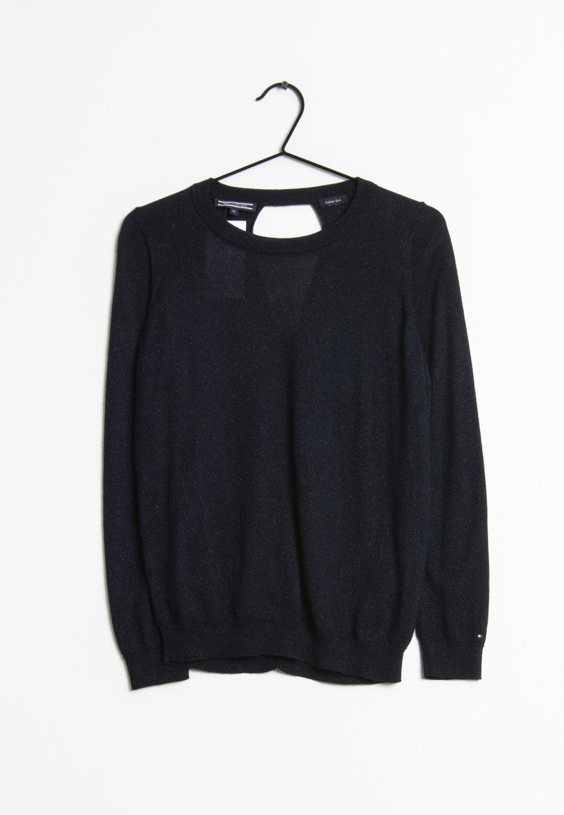 Pull noir à manches longues avec col rond, poignets et bas côtelés, suspendu à un cintre noir sur fond blanc.