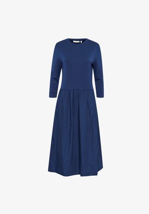 Abito blu navy con scollatura tonda, maniche a tre quarti e gonna arricciata. Realizzato in un tessuto liscio con una vestibilità comoda.