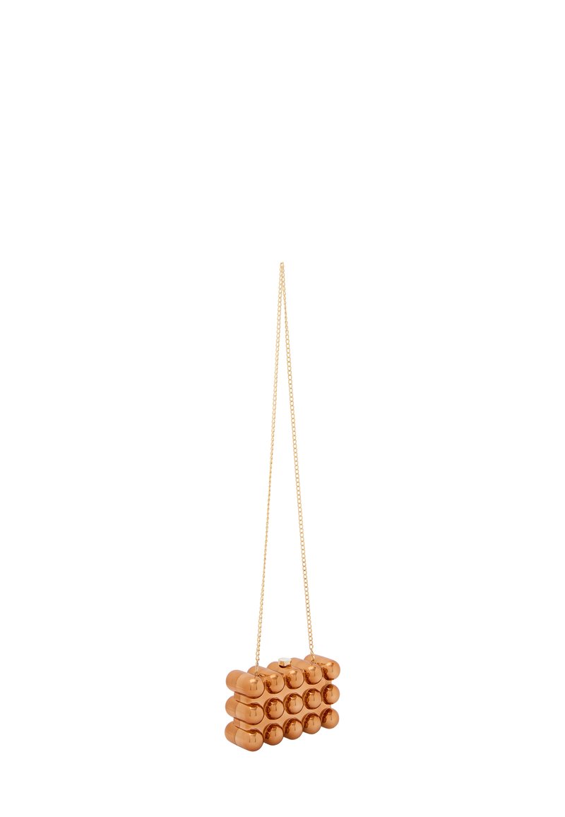 Clutchväska med en strukturerad design i glänsande kopparfärgat material, med cirkulära detaljer och ett guldigt kedjestropp.