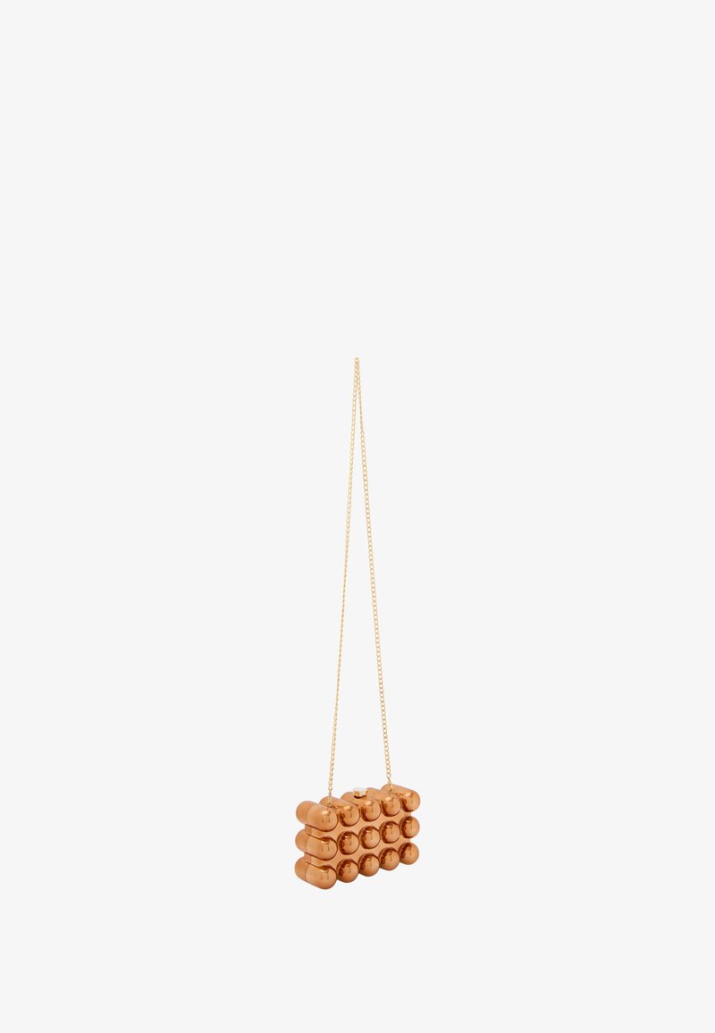 Clutchväska med en strukturerad design i glänsande kopparfärgat material, med cirkulära detaljer och ett guldigt kedjestropp.