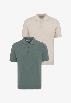 Deux polos à manches courtes, un beige avec trois boutons et un vert avec trois boutons, présentés sur un fond blanc.
