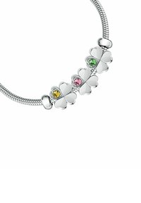 Bracciale in argento con quattro charm a quadrifoglio, ciascuno decorato con gemme colorate in rosa, verde e giallo, su una catena flessibile a serpente.