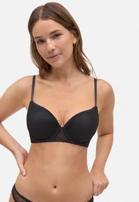 Sostenedor negro acolchado con encaje, que presenta una tela texturizada y tirantes ajustables. Diseño sin costuras con una silueta suave.