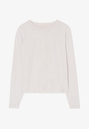 Šviesiai pilkas ilgomis rankovėmis viršus, pagamintas iš minkštos, tekstūruotos medžiagos su apvalia iškirpte ir šiek tiek sutrumpintu apačia. Nėra matomų užsegimų.