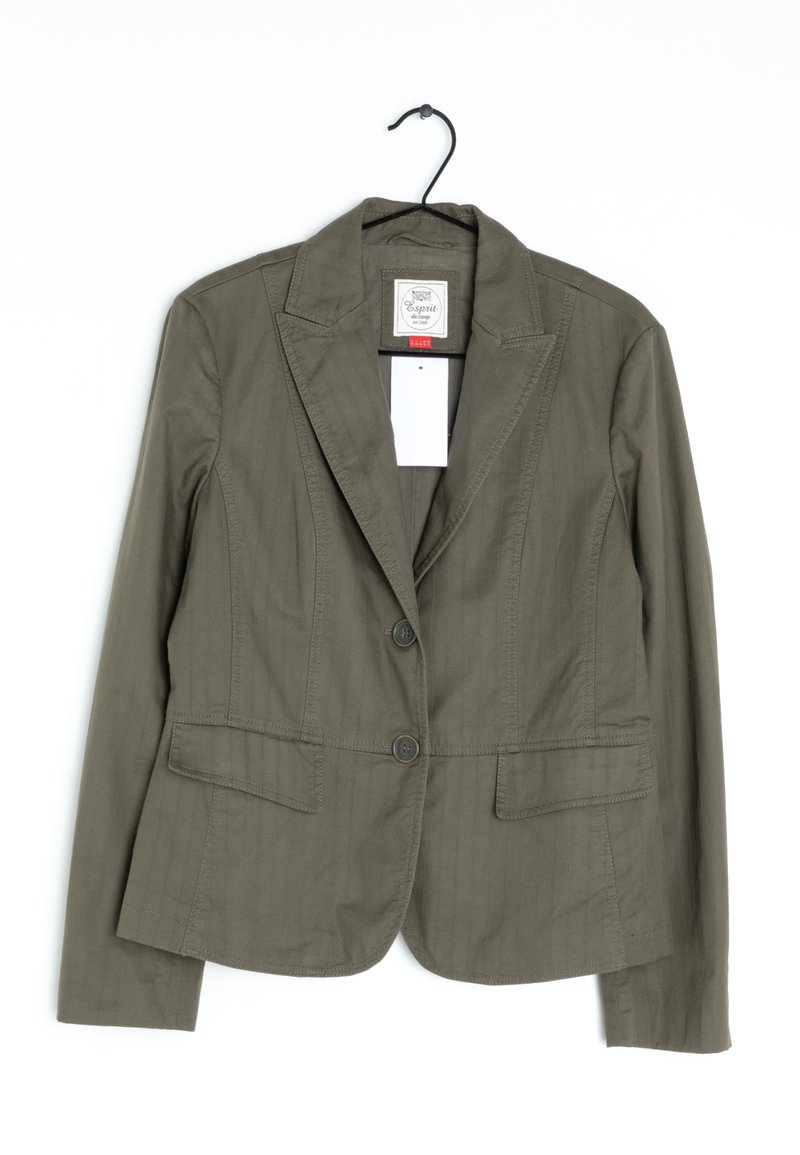 Blazer da donna verde oliva con colletto a risvolto, due bottoni, tasche anteriori a patta, appeso a un gancio nero su sfondo bianco.