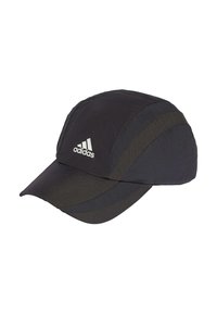Crna sportska kapa od laganog materijala. Ima zakrivljeni vizir, bijeli Adidas logo i teksturirane bočne panele za prozračnost.