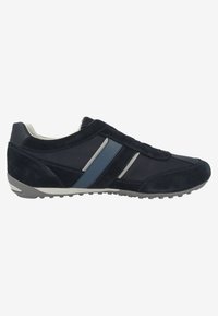Granatowe buty sportowe z połączenia zamszu i siateczki, z szarymi paskami i teksturowaną gumową podeszwą dla lepszej przyczepności.