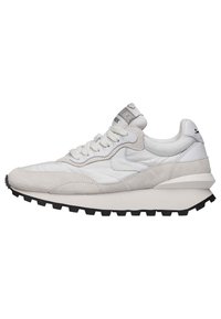 Schnürsneaker mit einem Obermaterial aus weißem Leder und grauem Wildleder, strukturierten Akzenten, einer dicken weißen Zwischensohle und einer schwarzen Gummisohle.