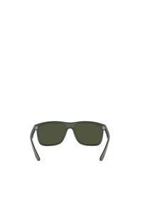 Occhiali da sole con un design rettangolare, montatura in plastica verde scuro, lenti scure e dettagli in argento sulle tempie.
