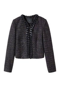 Czarna, teksturowana kurtka z warkoczowym detalem przy przednim otwarciu. Krótkie, usztywniane rękawy i krótki krój.