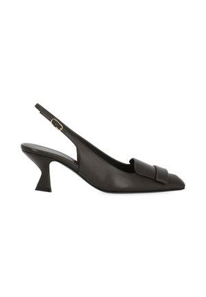 Scarpa slingback in pelle nera con tacco basso curvo e una grande fibbia decorativa sulla punta appuntita.