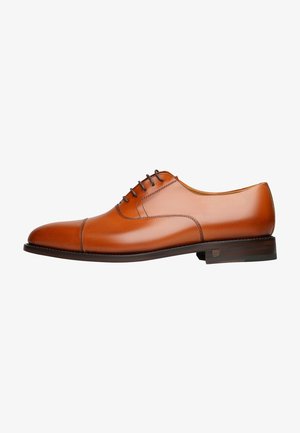 Braune Lederdressschuhe mit glänzender Oberfläche, runder Spitze und fünf Ösen. Verfügt über eine dezente Nahtverarbeitung entlang des Obermaterials.