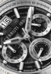 Črno-srebrna kronografska ura Cerruti 1881 ima teksturirano površino, tri pomožna številčnica, prikaz datuma in izrazite kazalce ur.