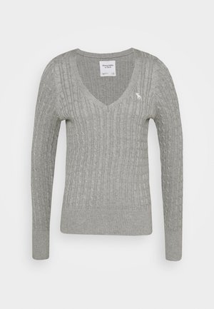 Jasnoszary sweter z lekkim splotem warkoczowym, dekoltem w serek, długimi rękawami i małym białym haftowanym logo na lewej piersi, metka Abercrombie & Fitch wewnątrz kołnierza.