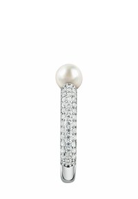 Anello in argento con un design curvo, caratterizzato da una perla bianca centrale e una fascia impreziosita da cristalli trasparenti e luccicanti. Finitura liscia e lucida.