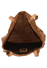Tan leren tas met een zacht suede interieur. Ronde opening, twee stevige handvatten, donkere stoffen bodem, label zichtbaar aan de binnenkant. Geraffineerde buitenkant.