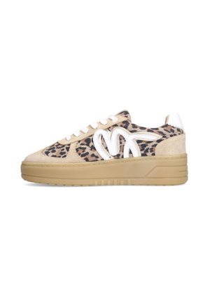 Sneaker met lage zool, beige suède en stof met luipaardprint, witte veters en een wit decoratief logo aan de zijkant.