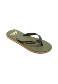 Tongs vert olive avec des brides texturées noires et un accent orange sur la semelle. Présente un logo Quiksilver en beige clair.