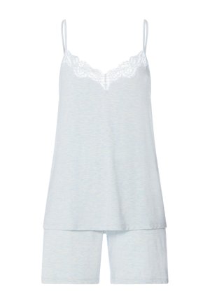 Conjunto de pijama sin mangas en gris claro, con camiseta de tirantes con escote en V adornado con encaje y pantalones cortos a juego.