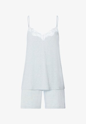 Světlé šedé pyžamové soupravy bez rukávů s krajkově lemovaným topem na ramínka a odpovídajícími šortkami.