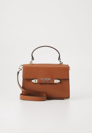 Sac à main Guess en cuir marron avec poignée supérieure et bandoulière amovible, fermoir métallique et logo "GUESS EST 1981" sur le rabat avant.